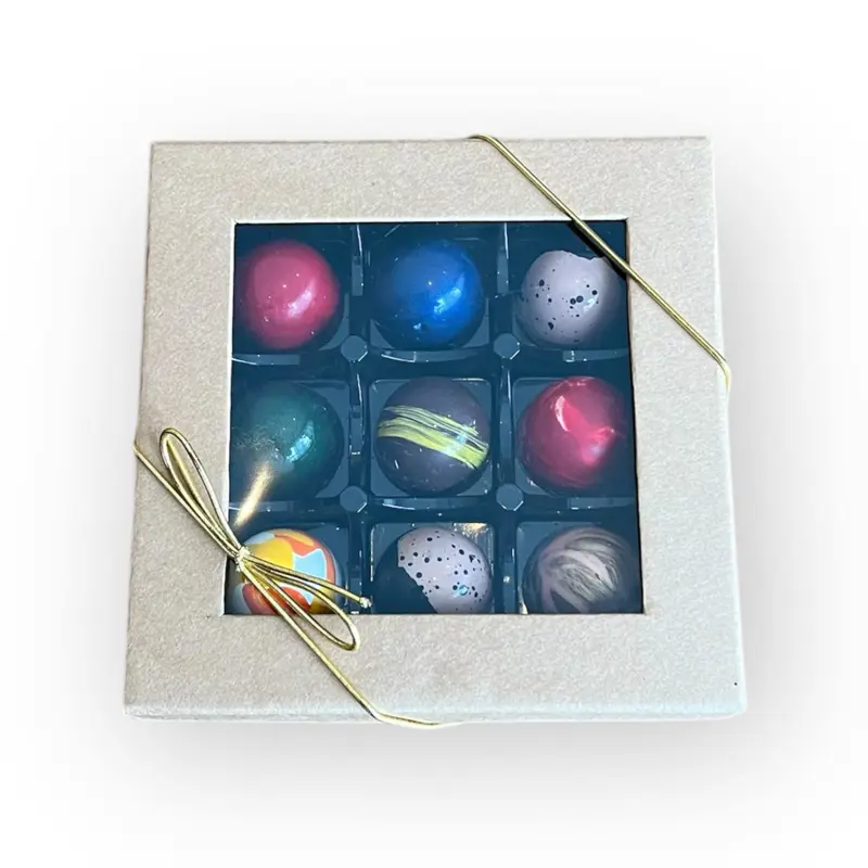 alt="Gaveeske med 9 håndlagde sjokoladekonfekter – perfekt som gave"