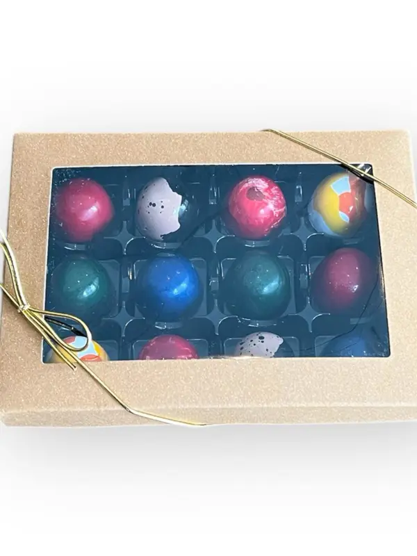 alt="Stor gaveeske med 12 håndlagde sjokoladebiter fra Chocolatier Trondheim"
