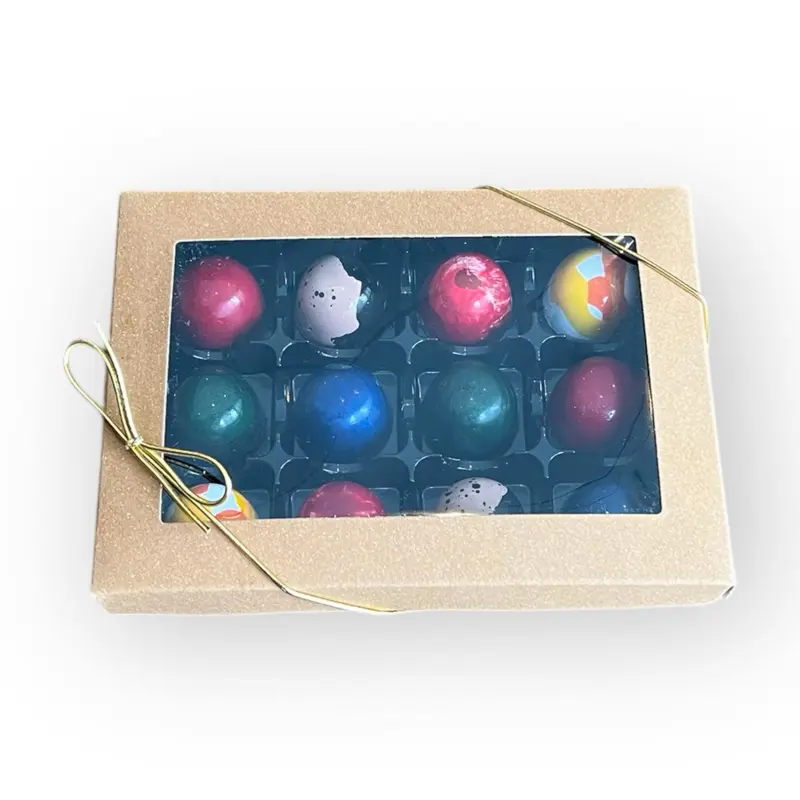 alt="Stor gaveeske med 12 håndlagde sjokoladebiter fra Chocolatier Trondheim"