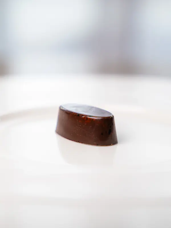 <img src="kaffe-mork.jpg" alt="Mørk sjokolade med intens kaffesmak – håndlaget i Trondheim">