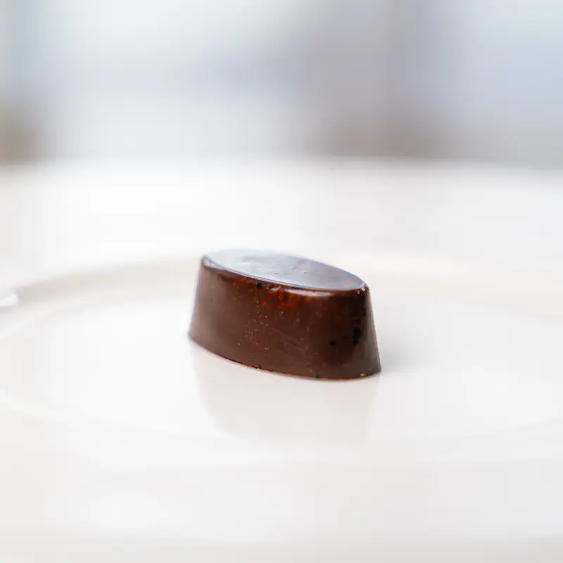 <img src="kaffe-mork.jpg" alt="Mørk sjokolade med intens kaffesmak – håndlaget i Trondheim">